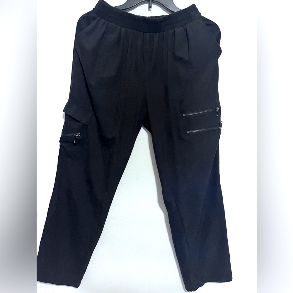 Super comfortable wide leg pants, size M, from the Sara Studio brand.